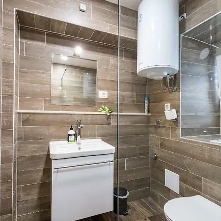 Apinelo Port Gostinjska kuća 4*