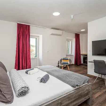 Apinelo Port Gostinjska kuća 4*