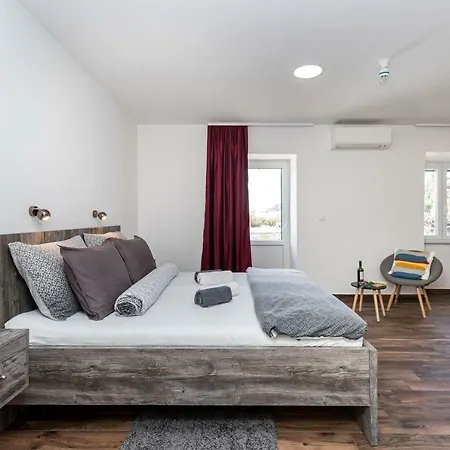 Apinelo Port 4* Split