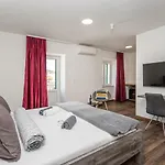 Apinelo Port בית הארחה 4*