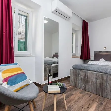 Pensión Apinelo Port Split