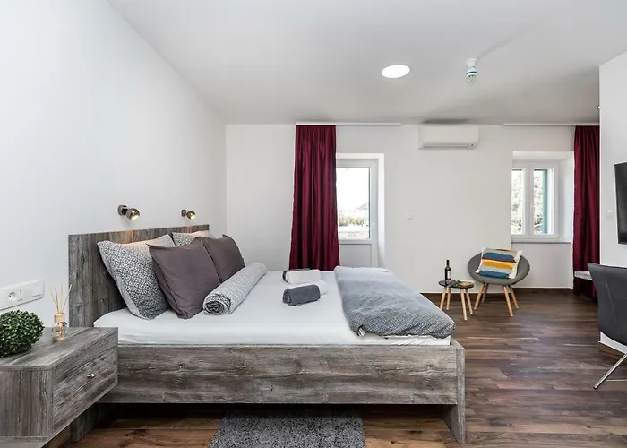 Apinelo Port 4* Split
