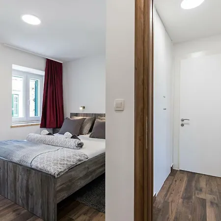 Guest house Apinelo Port Split